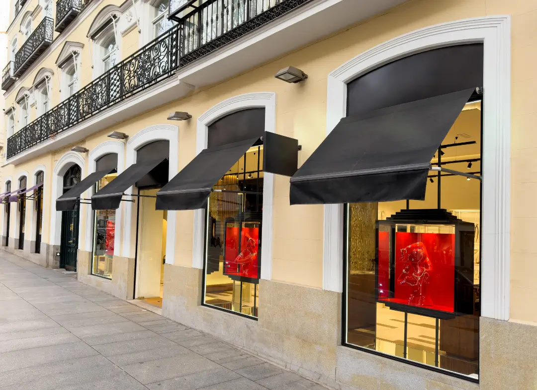 Façade vitrine de magasin en aluminium sur mesure à Loos